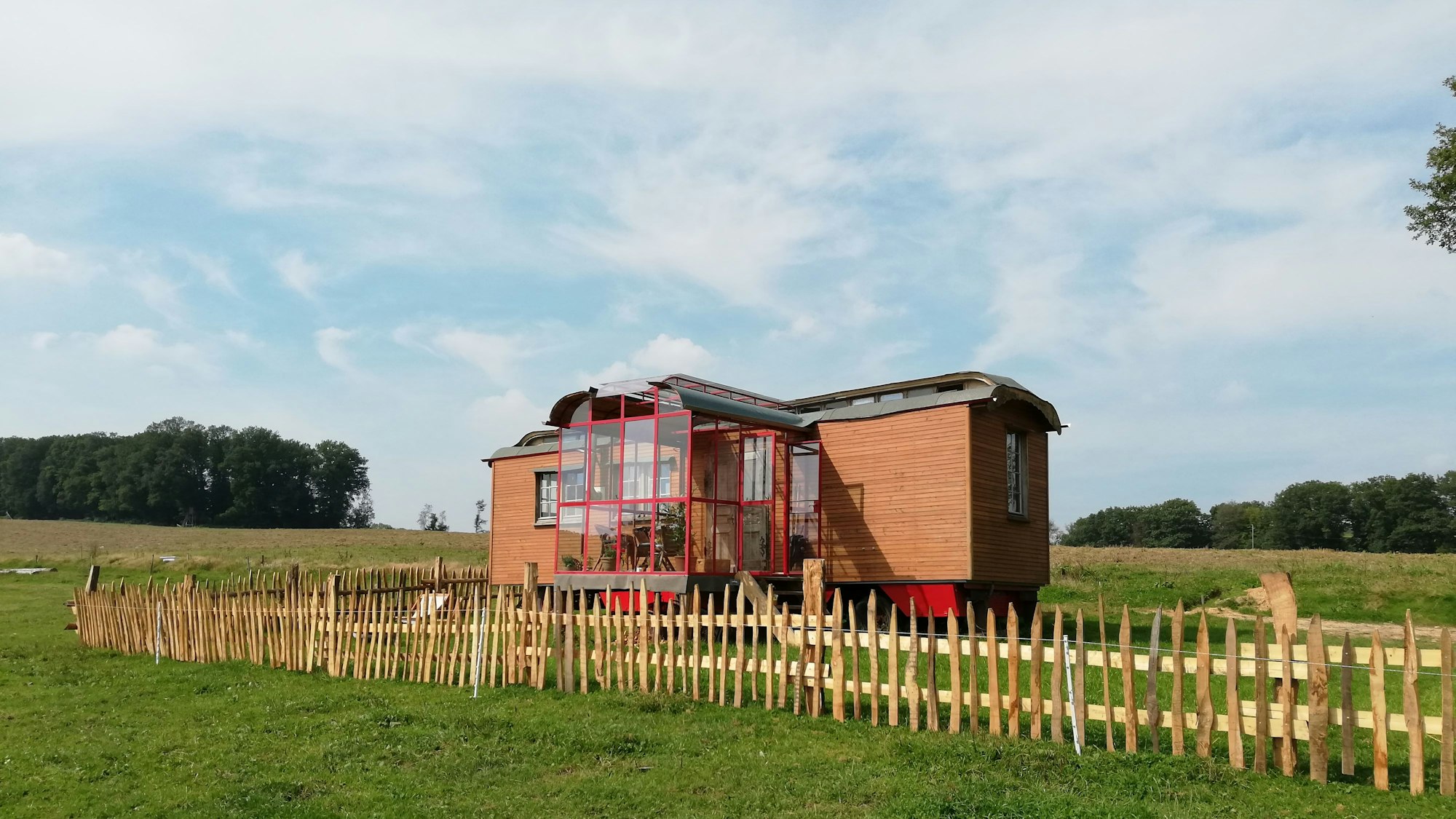 Historischer Schäferwagen auf einer Wiese auf Gut Höfferhof in Much