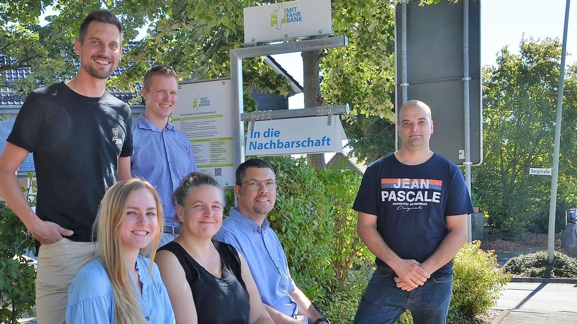 n der Morsbacher Ortschaft Lichtenberg ist jetzt eine der 25 neuen Mitfahrbänke eingeweiht worden, und zwar (sitzend, v.l.): Michelle Zimmermann (Klimaschutzmanagerin Morsbach), Heike Brand (Leader), Bürgermeister Jörg Bukowski sowie (stehend, v.l.) Gregor Düwel (Dorfgemeinschaft, Marius Klaus (Bezirksregierung) und Timo Neuber (Dorfgemeinschaft).