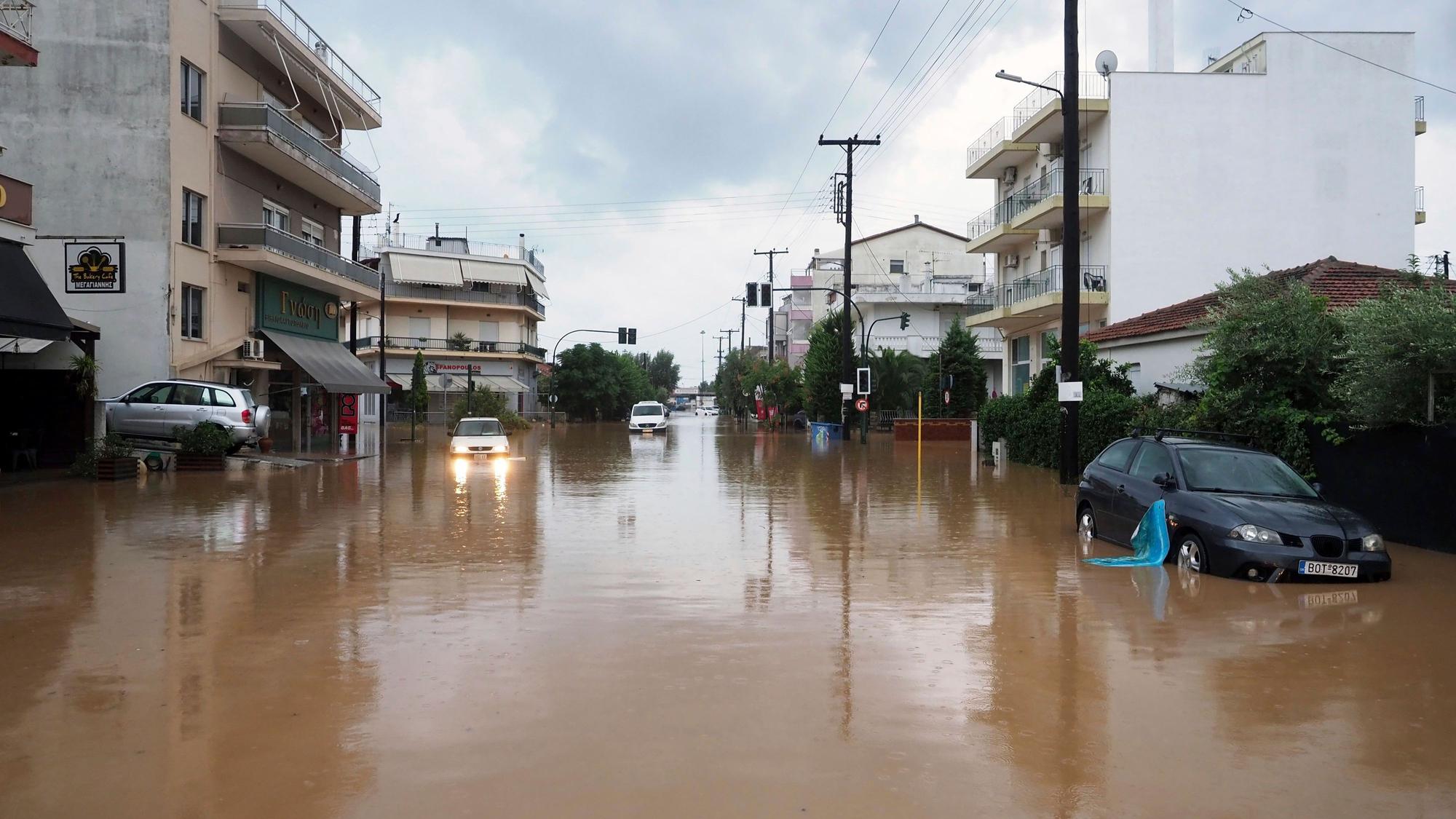 Die Straßen der griechischen Stadt Volos in der Region Thessalien sind nach schweren Unwettern durch Sturmtief Daniel überschwemmt und voller Schlamm. Autos stehen tief in den Wassermassen. (Archivbild)