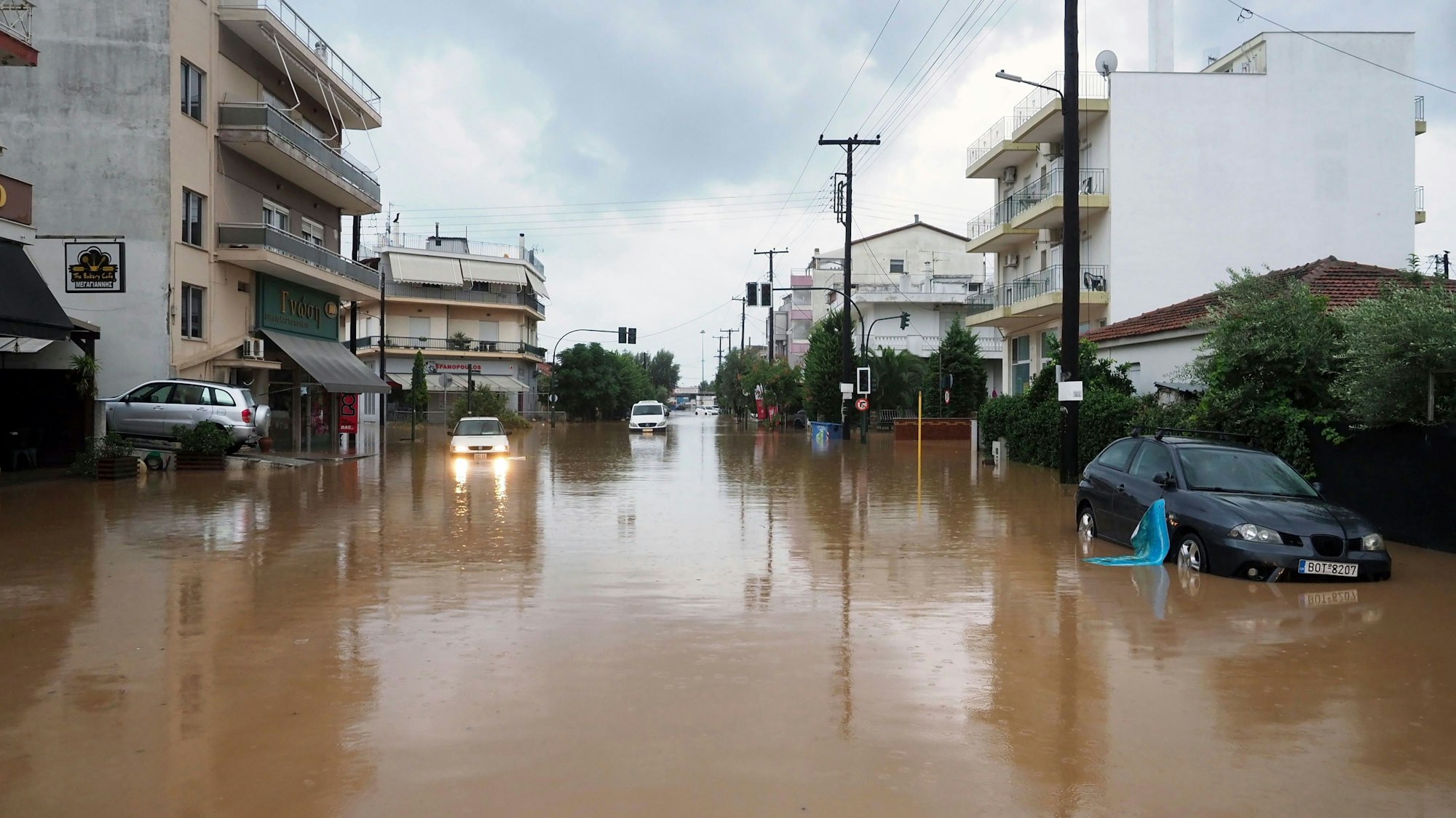 Die Straßen der griechischen Stadt Volos in der Region Thessalien sind nach schweren Unwettern durch Sturmtief Daniel überschwemmt und voller Schlamm. Autos stehen tief in den Wassermassen. (Archivbild)