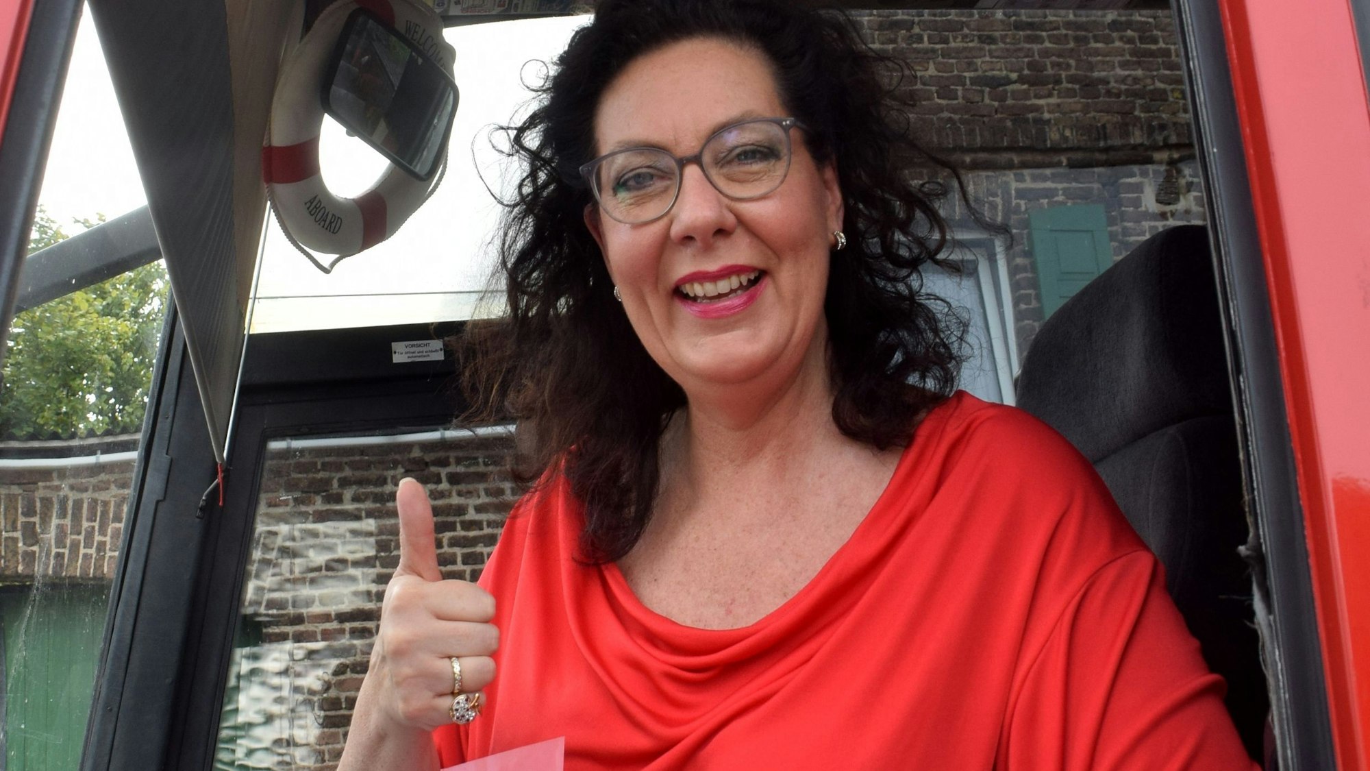 1. September 2023. Bornheim-Hersel. Daumen hoch für den 13. Herseler Herbst. Yvonne Bovelet hofft auf zahlreiche Besucher und gutes Wetter. Foto: Frank Engel-Strebel