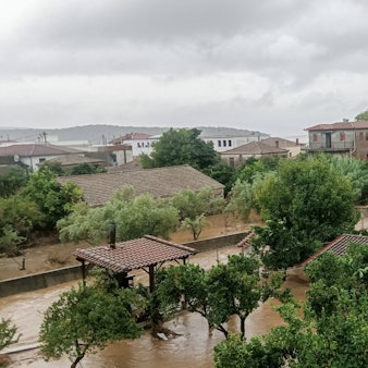 Ein Ort in der griechischen Provinz Pilion ist durch die schweren Unwetter in Griechenland völlig überschwemmt. Braunes Wasser steht meterhoch in den Straßen.