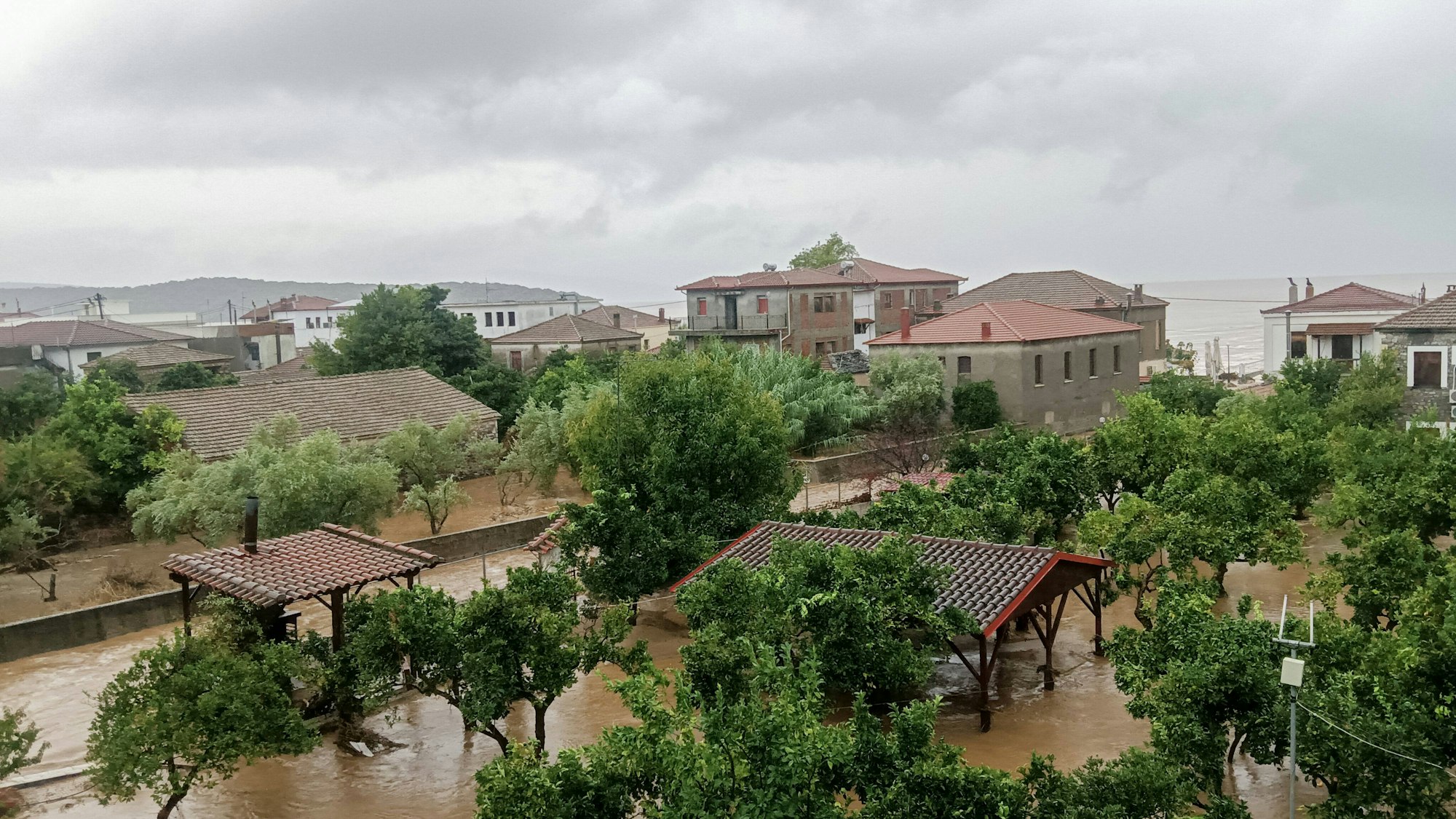 Ein Ort in der griechischen Provinz Pilion ist durch die schweren Unwetter in Griechenland völlig überschwemmt. Braunes Wasser steht meterhoch in den Straßen.