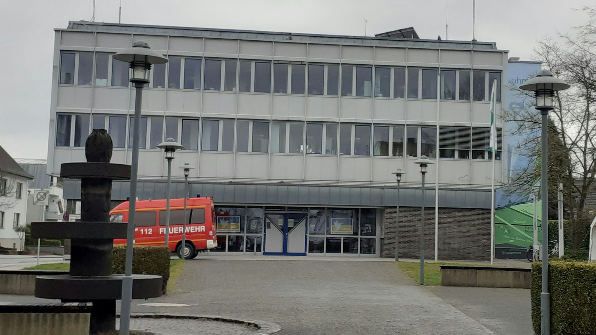 Rathaus in Lohmar mit Vorplatz und Brunnen.