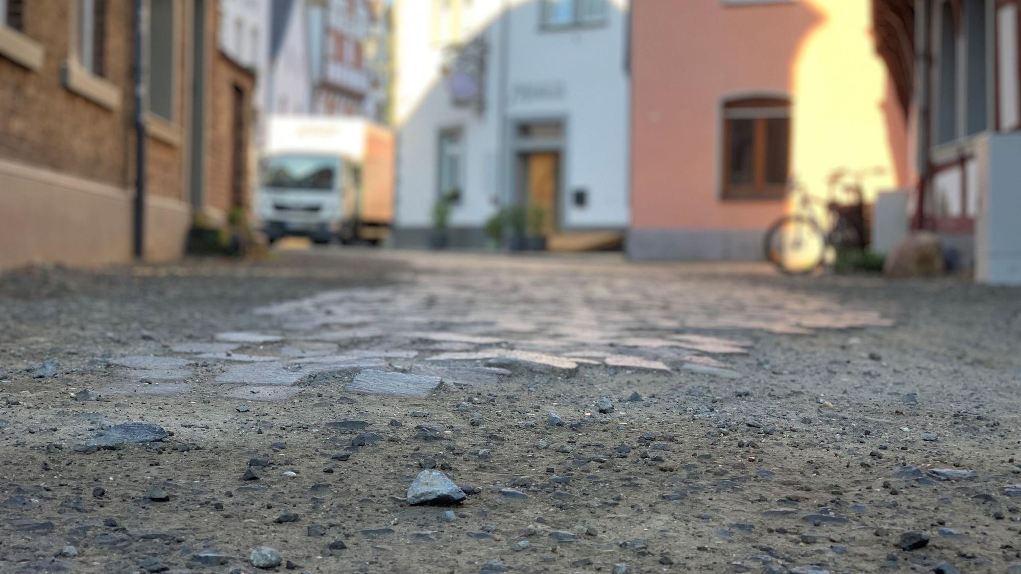 Das Pflaster auf der Unnaustraße wurde teilweise fortgespült.