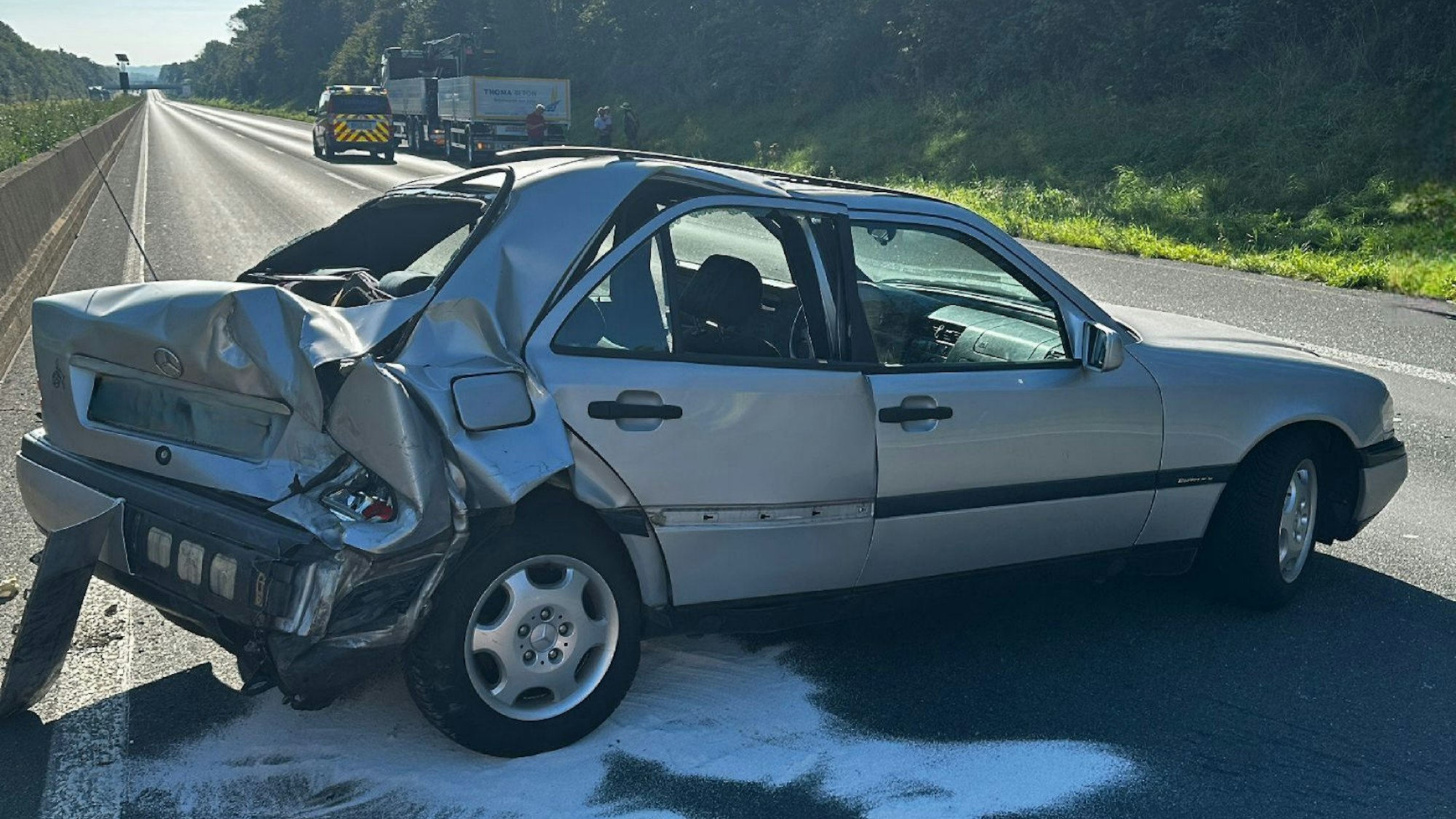 Das Foto zeigt einen der am Unfall auf der A 61 beteiligten Wagen. Der Kofferraum des Autos ist eingedrückt.