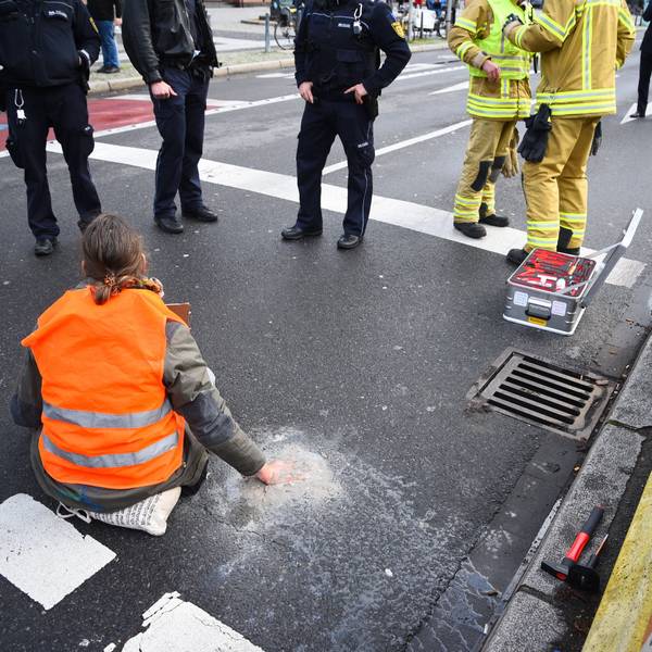 ARCHIV - 06.01.2023, Baden-Württemberg, Mannheim: Ein Aktivist der Gruppierung Letzte Generation sitzt mit einer angeklebten Hand auf der Straße. (zu dpa «Weitere Entwicklung nach dem umstrittenen Vorgehen der Polizei in Mannheim gegen Klimaaktivisten») Foto: René Priebe/dpa +++ dpa-Bildfunk +++