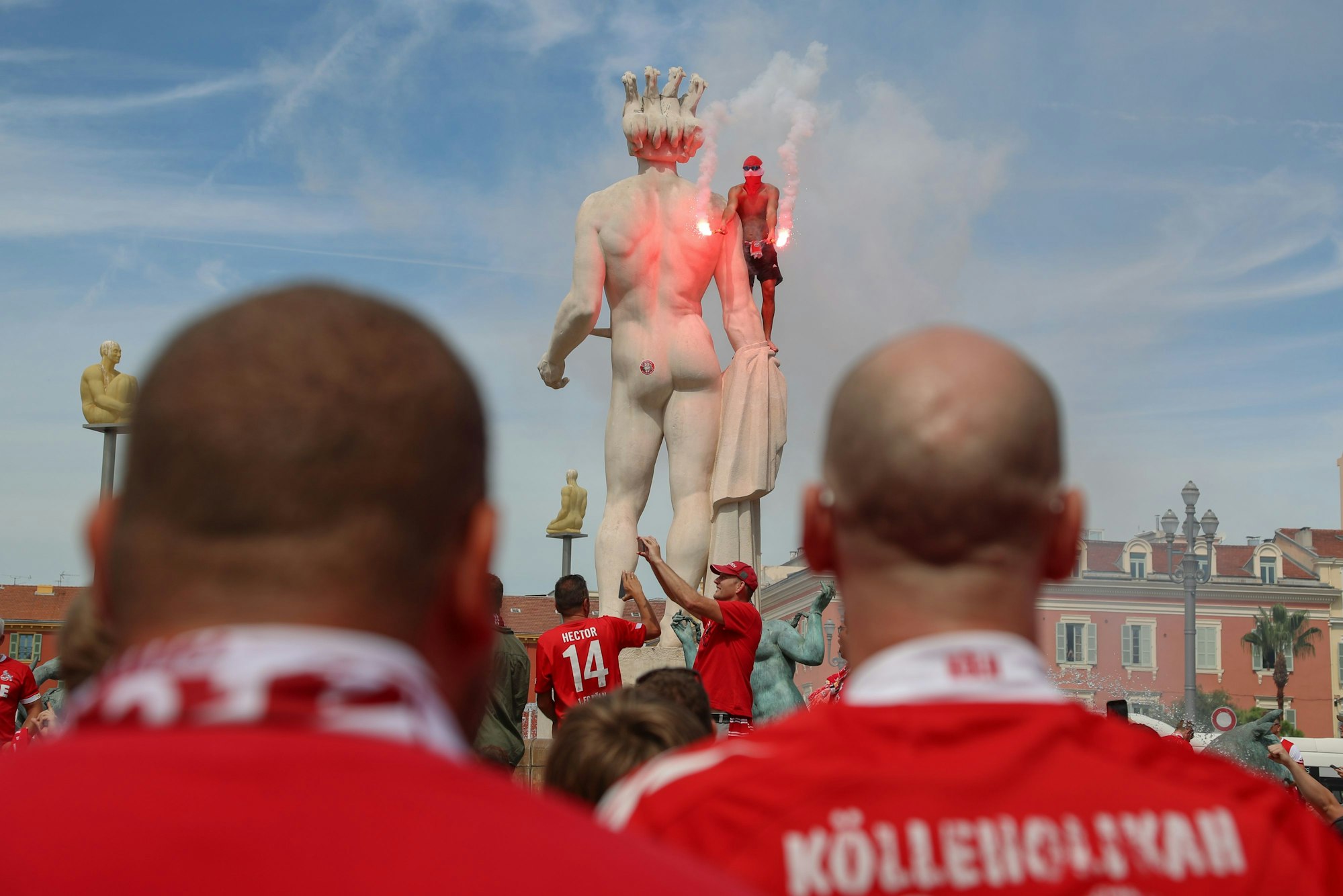 Einige Maskierte hatten beim Fanmarsch das Wahrzeichen „Fontaine du Soleil“ erklommen.