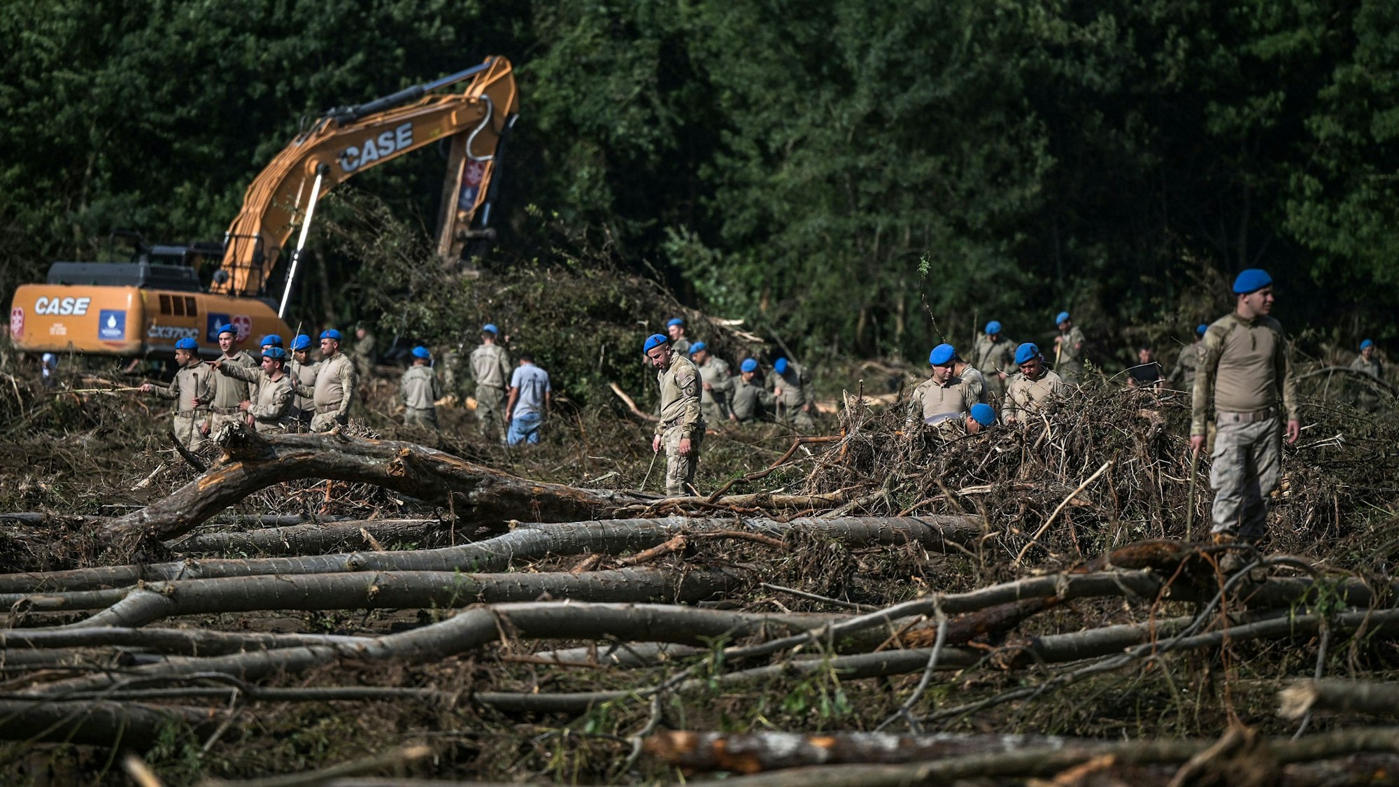Auch in der Türkei wird rund um die Flut das Militär eingesetzt, hier suchen Soldaten nach Vermissten.