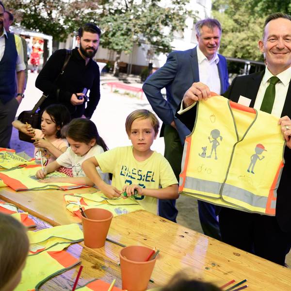 Volker Wissing (FDP), Bundesminister für Verkehr und Digitales, besucht die Auftaktveranstaltung der ADAC Stiftung Kampagne ·Sicher zu Fuß zur Schule· an der Berliner Grunewald-Grundschule und bemalt zusammen mit Schulkindern eine Warnweste.