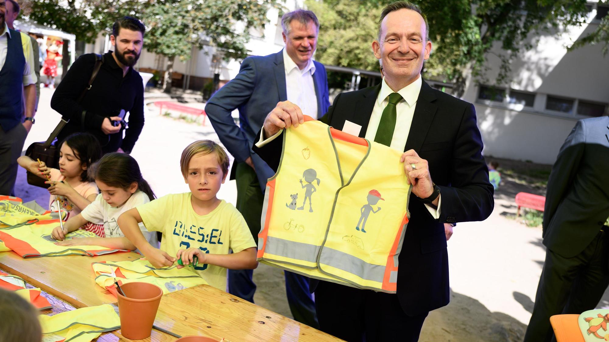 Volker Wissing (FDP), Bundesminister für Verkehr und Digitales, besucht die Auftaktveranstaltung der ADAC Stiftung Kampagne ·Sicher zu Fuß zur Schule· an der Berliner Grunewald-Grundschule und bemalt zusammen mit Schulkindern eine Warnweste.