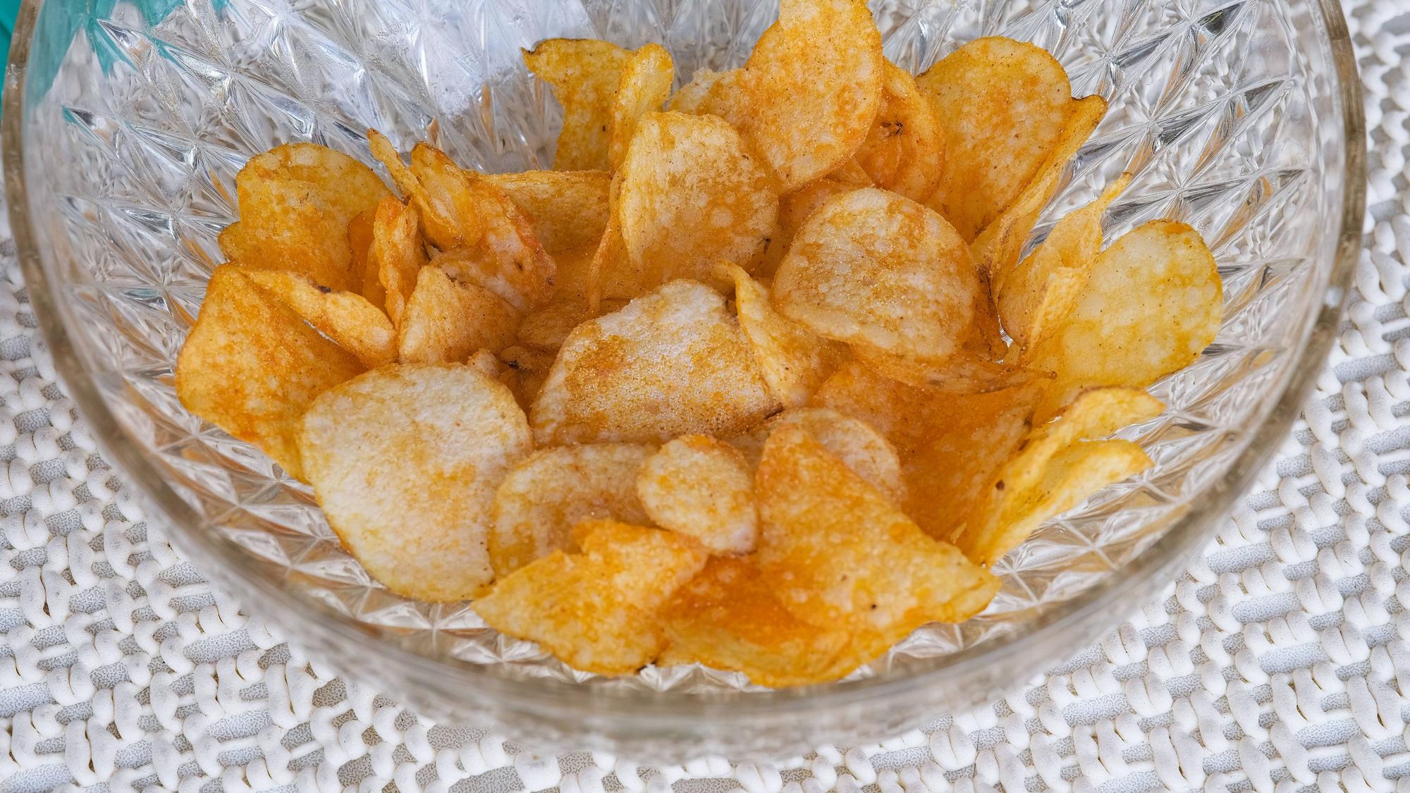 Kartoffelchips in einer Schale. Das Kölner Unternehmen Intersnack hat eine Charge der Marke „Chipsfrisch Ungarisch“ zurückgerufen. (Symbolbild)