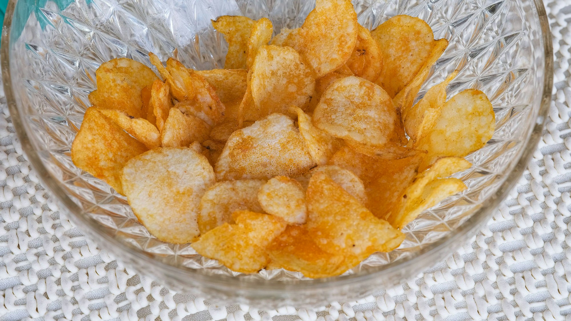Kartoffelchips in einer Schale. Das Kölner Unternehmen Intersnack hat eine Charge der Marke „Chipsfrisch Ungarisch“ zurückgerufen. (Symbolbild)