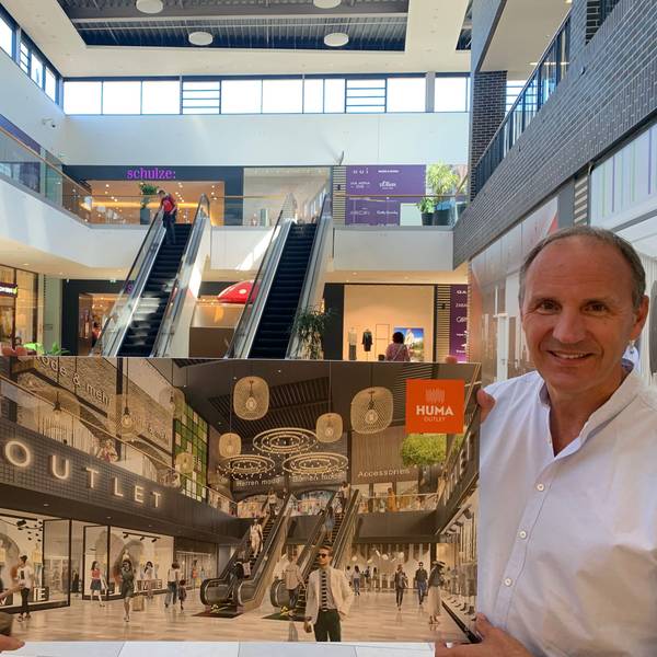 Nicolas Simmich, Center-Manager, und Michael Haslinger stehen im Huma und zeigen, wo später der Outletbereich entstehen soll.