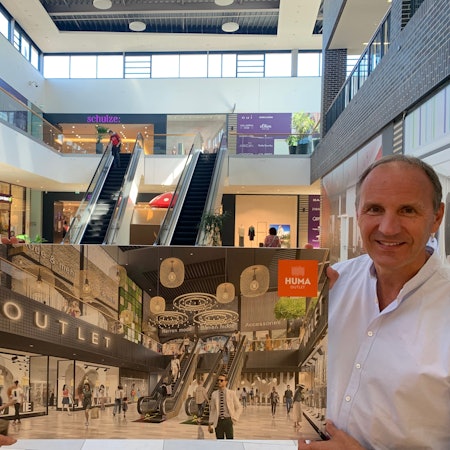 Nicolas Simmich, Center-Manager, und Michael Haslinger stehen im Huma und zeigen, wo später der Outletbereich entstehen soll.