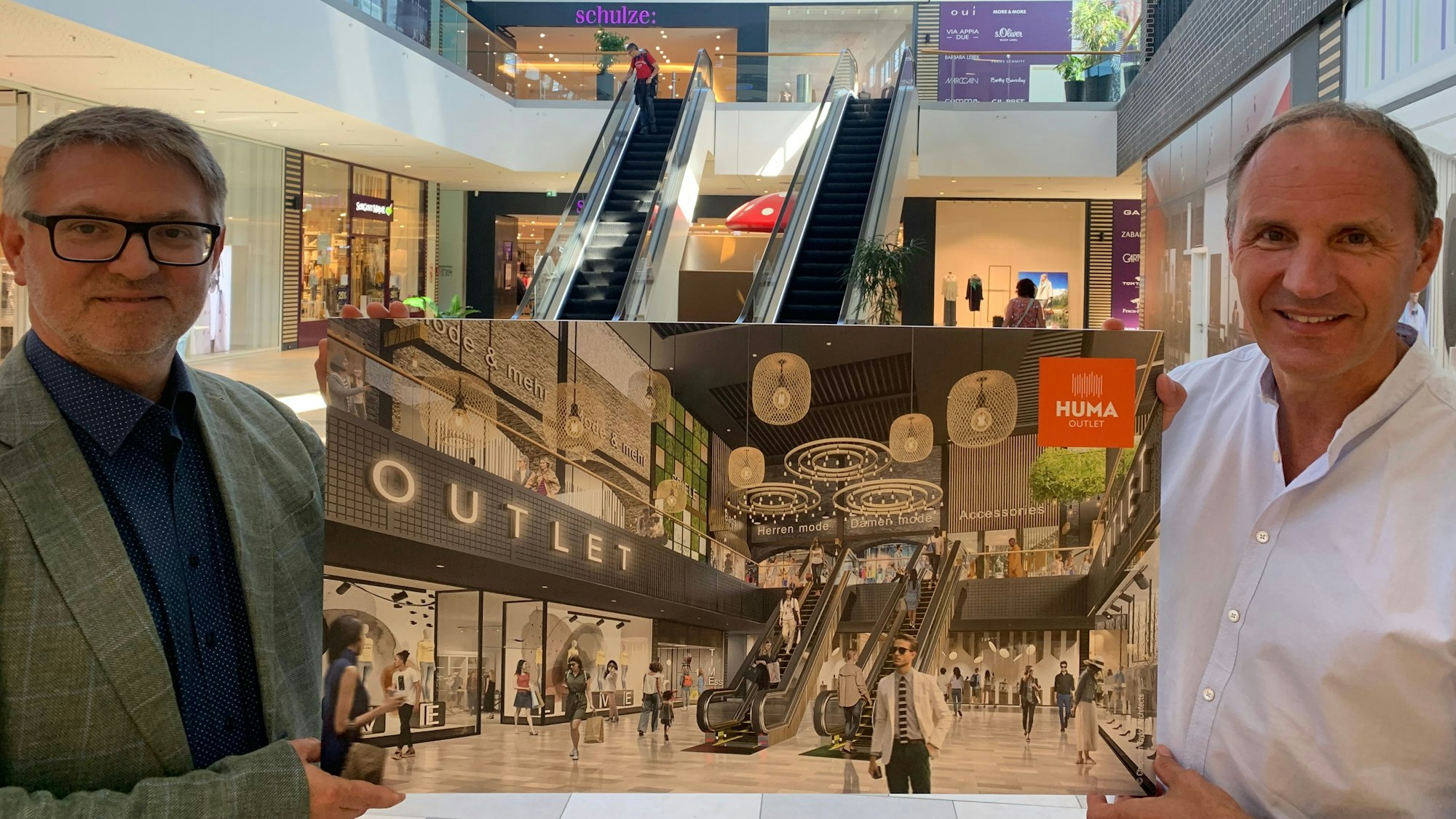 Nicolas Simmich, Center-Manager, und Michael Haslinger stehen im Huma und zeigen, wo später der Outletbereich entstehen soll.