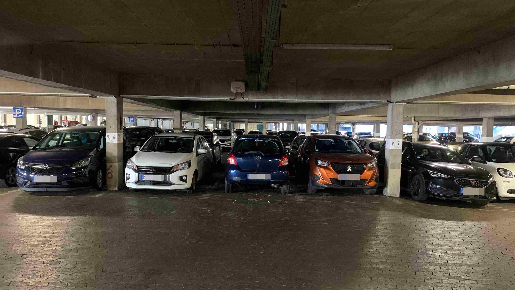 Die Parkplätze auf dem Parkplatz unter dem Karl-Gatzweiler-Platz sollen breiter werden. Das geht aber nicht einfach, weil zwischen zwei Säulen nur drei oder zwei Autos passen.