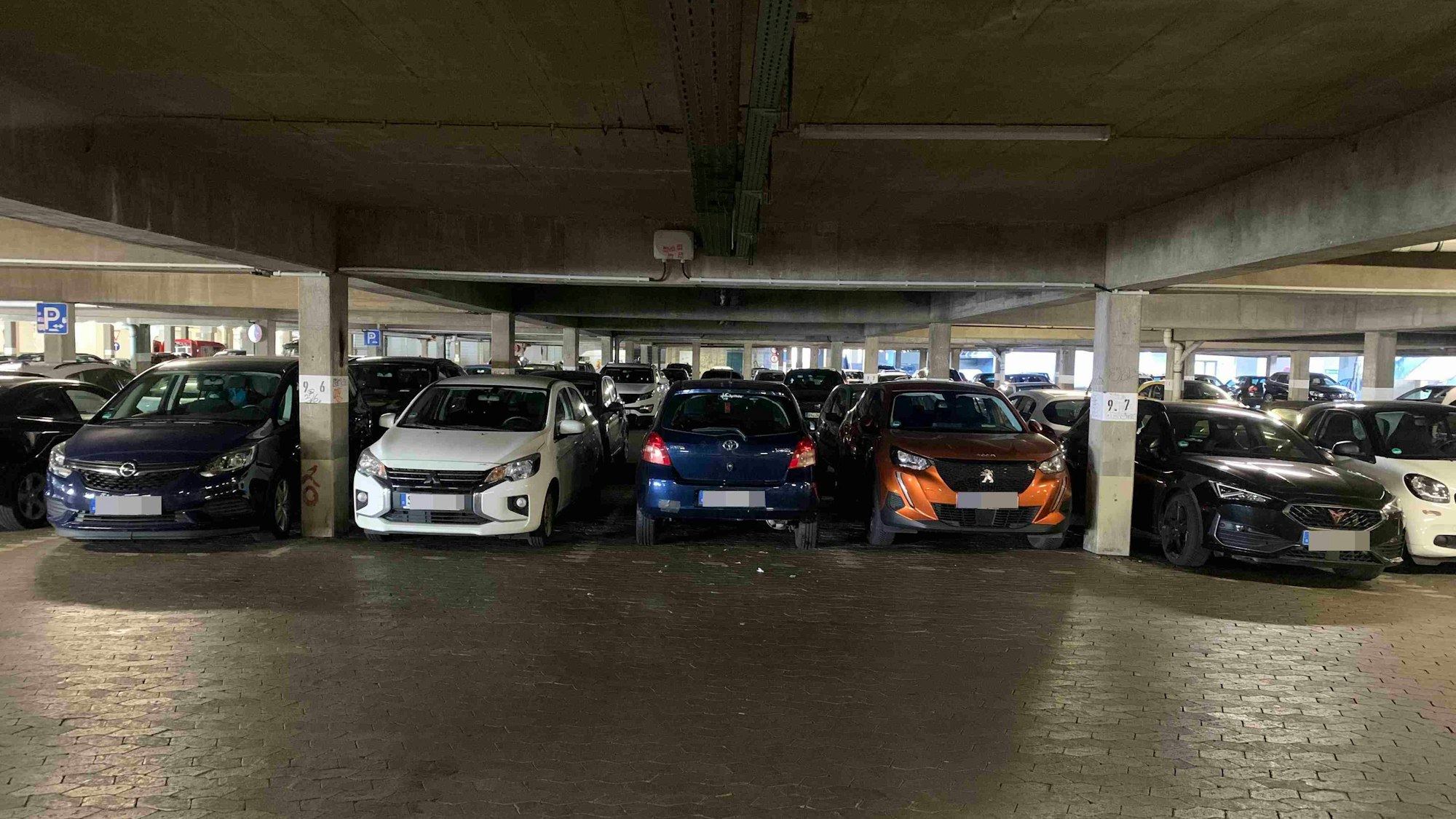 Die Parkplätze auf dem Parkplatz unter dem Karl-Gatzweiler-Platz sollen breiter werden. Das geht aber nicht einfach, weil zwischen zwei Säulen nur drei oder zwei Autos passen.