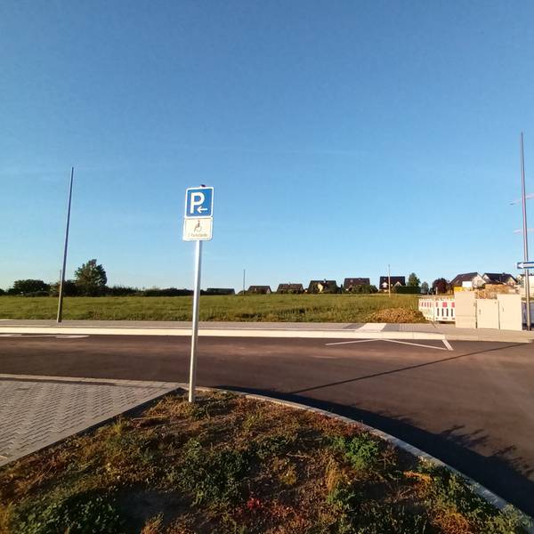 Parkplatz und Baugrundstück am Ortsrand von Lohmar-Birk