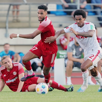Testspiel, Bergisch Gladbach vs.1.FC Köln, 06.09.2023, von links: Joel Kouekem (BG), Damion Downs (1. FC Köln), Bild: Herbert Bucco