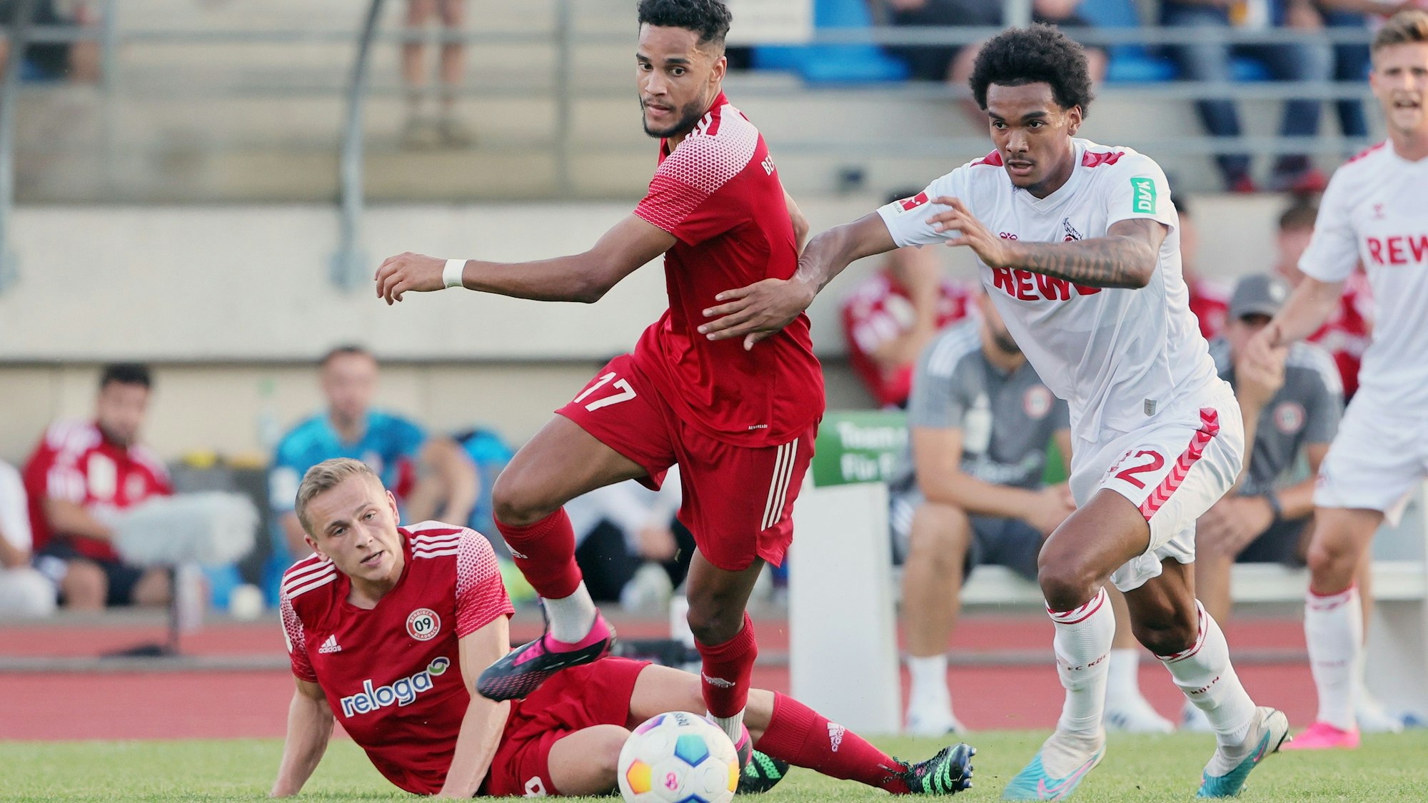 Testspiel, Bergisch Gladbach vs.1.FC Köln, 06.09.2023, von links: Joel Kouekem (BG), Damion Downs (1. FC Köln), Bild: Herbert Bucco
