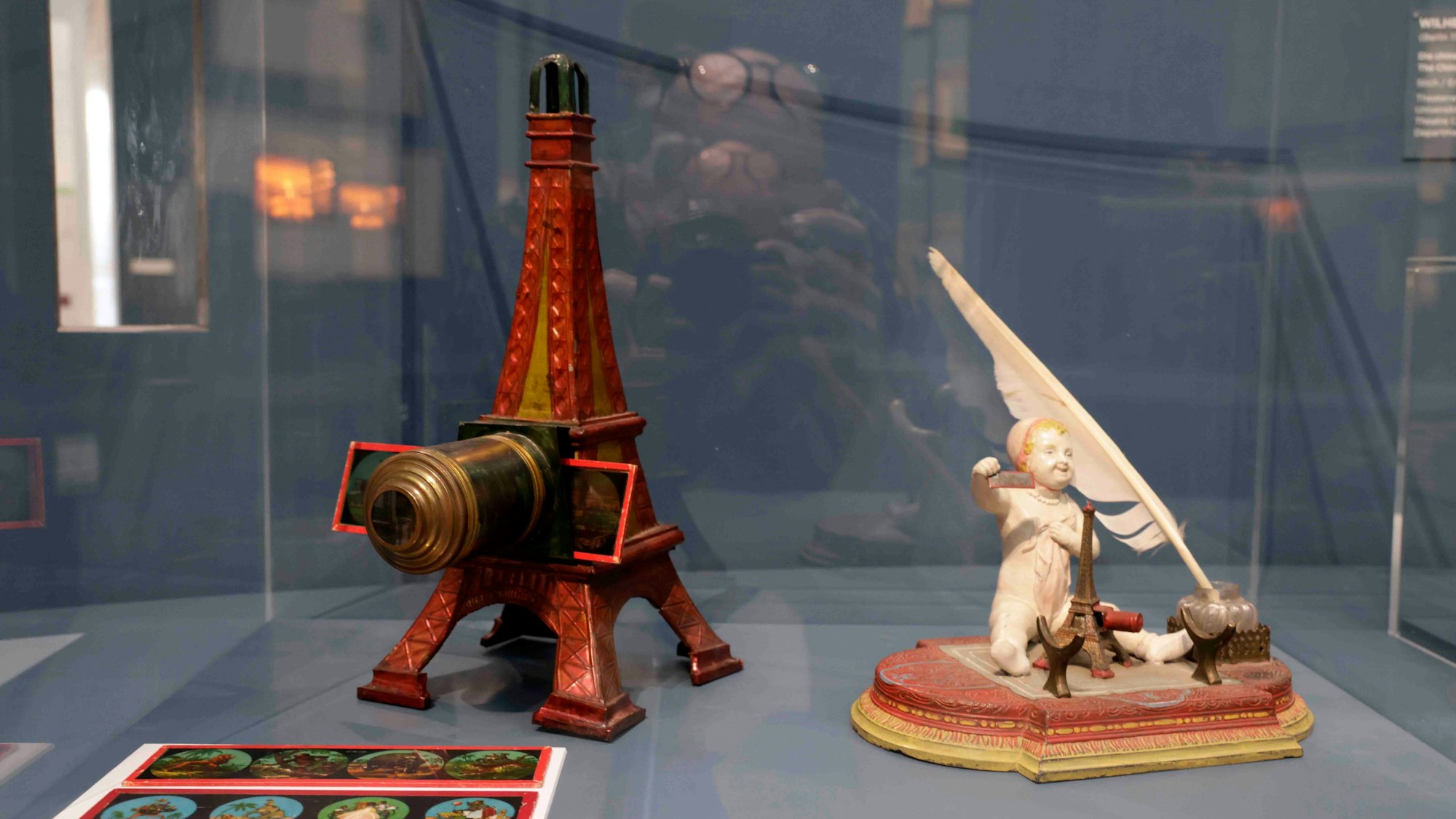 Eiffelturm-Laterna Magica, 1889, mit einer Nippesfigur als Souvenier aus der Ausstlelung „Sensation des Sehens“ im Wallraf-Richartz-Museum & Fondation Corboud.