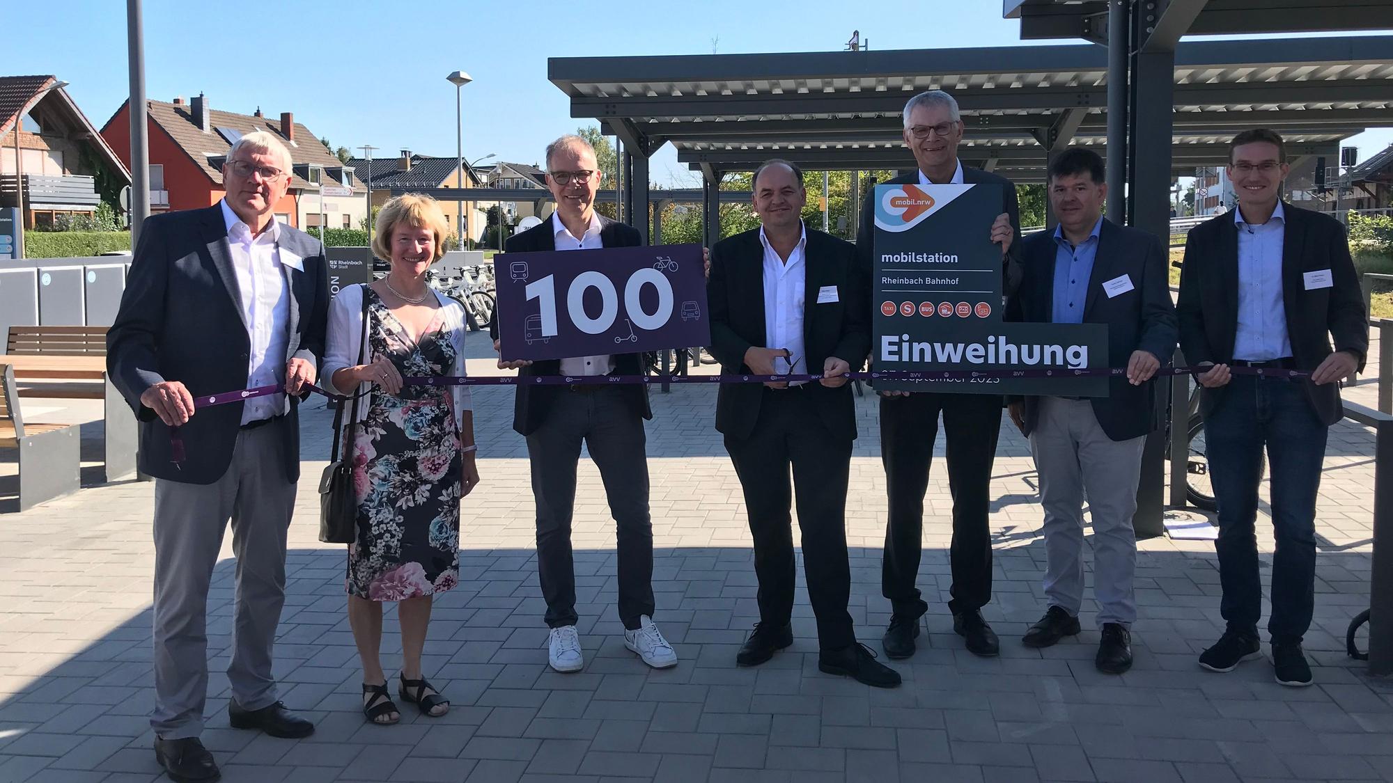 07.09.2023 Rheinbach: Die 100. Mobilstation wurde am Rheinbacher Bahnhof eingeweiht. Neben Stellplätzen für Fahrräder und Autos haben Nutzer die Möglichkeit, ihr Fahrrad in Boxen zu schließen, Räder auszuleihen oder zu reparieren.