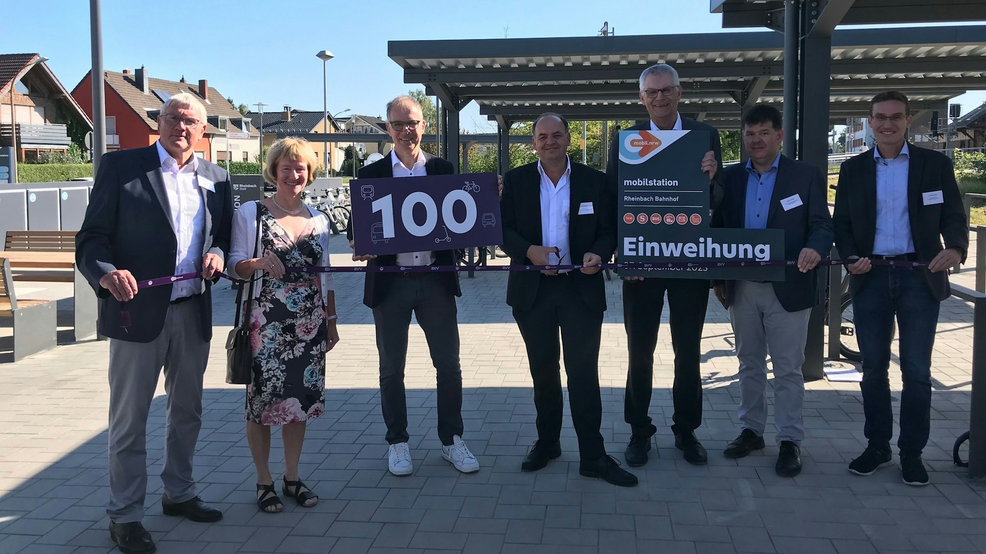 07.09.2023 Rheinbach: Die 100. Mobilstation wurde am Rheinbacher Bahnhof eingeweiht. Neben Stellplätzen für Fahrräder und Autos haben Nutzer die Möglichkeit, ihr Fahrrad in Boxen zu schließen, Räder auszuleihen oder zu reparieren.