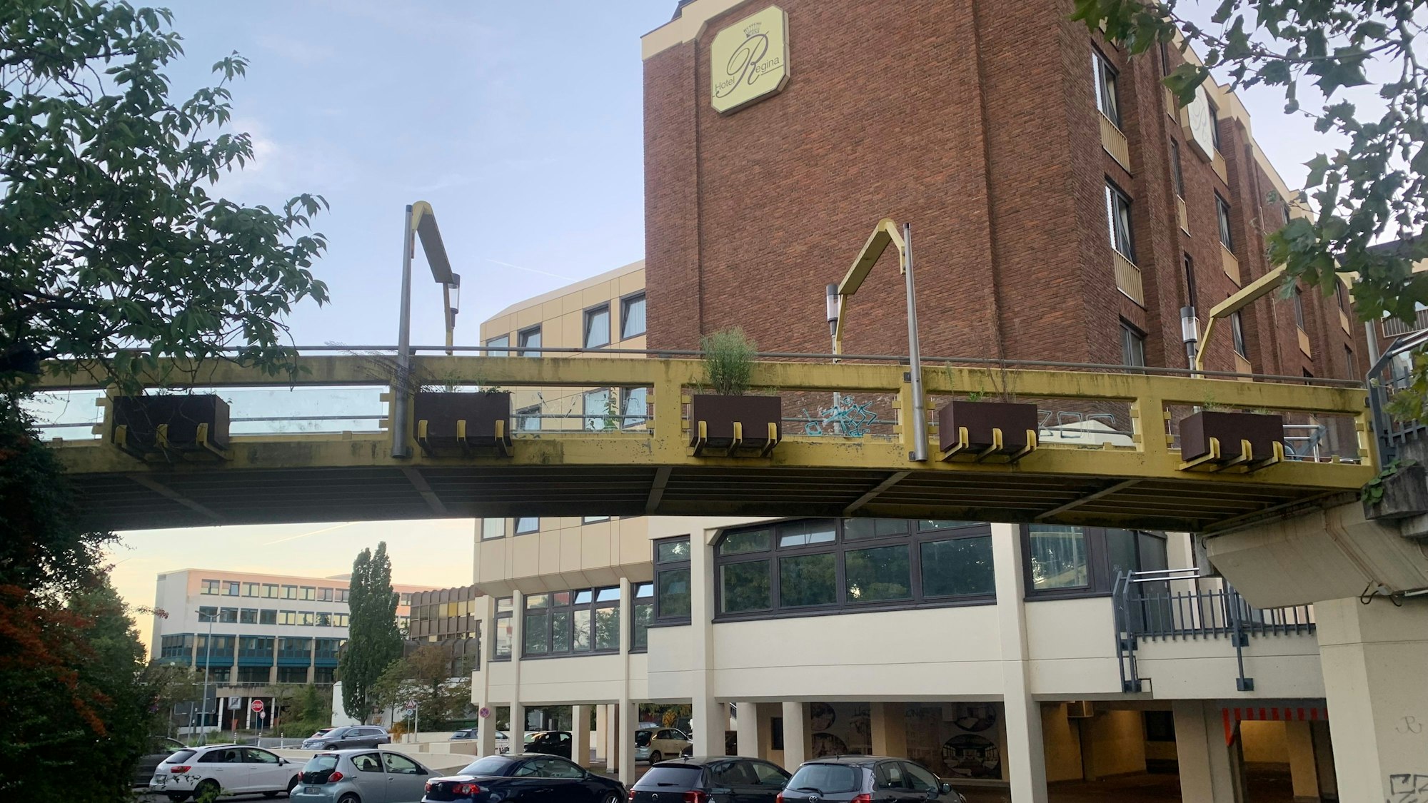 Ungepflegt wirken die Blumenkästen an der Grantham Bridge. Blühende Pflnazen sind dort nicht zu erkennen, dafür aber heimischen Gewächse.