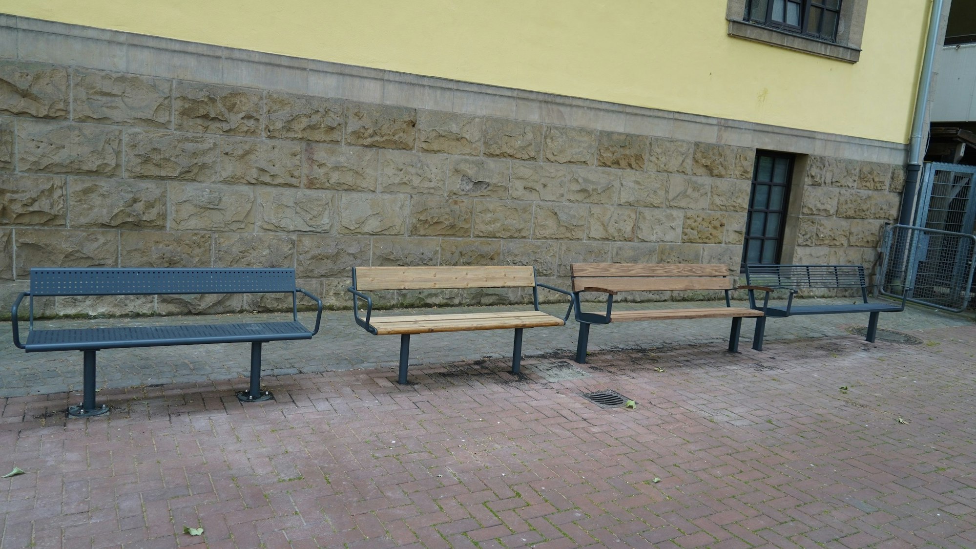 Auf dem Foto sind vier unterschiedliche Bänke zu sehen, die Frechener in den vergangenen Wochen testen konnten.