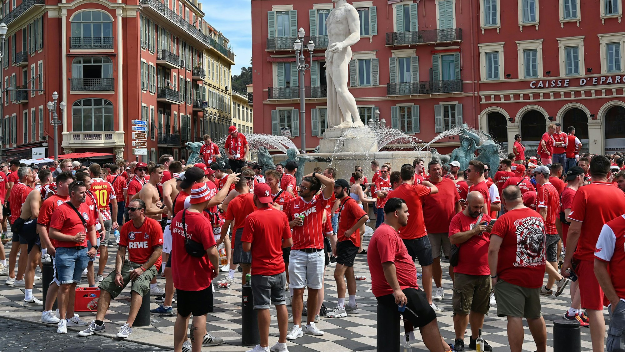 Bei einem Fanmarsch waren vor dem Spiel Tausende Kölner Fans durch Nizza gezogen.
