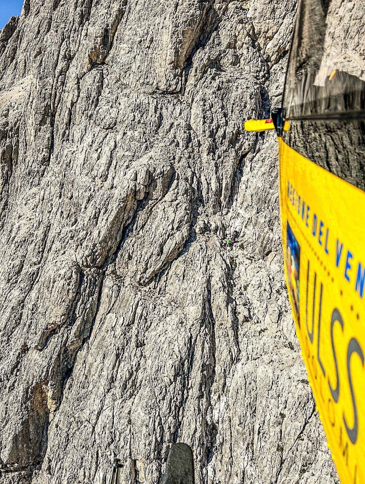 Dieses von der italienischen Bergwacht zur Verfügung gestellte Foto zeigt eine Rettungsaktion am Lagazuoi, einem 2778 Meter hohen Berg in den Dolomiten.