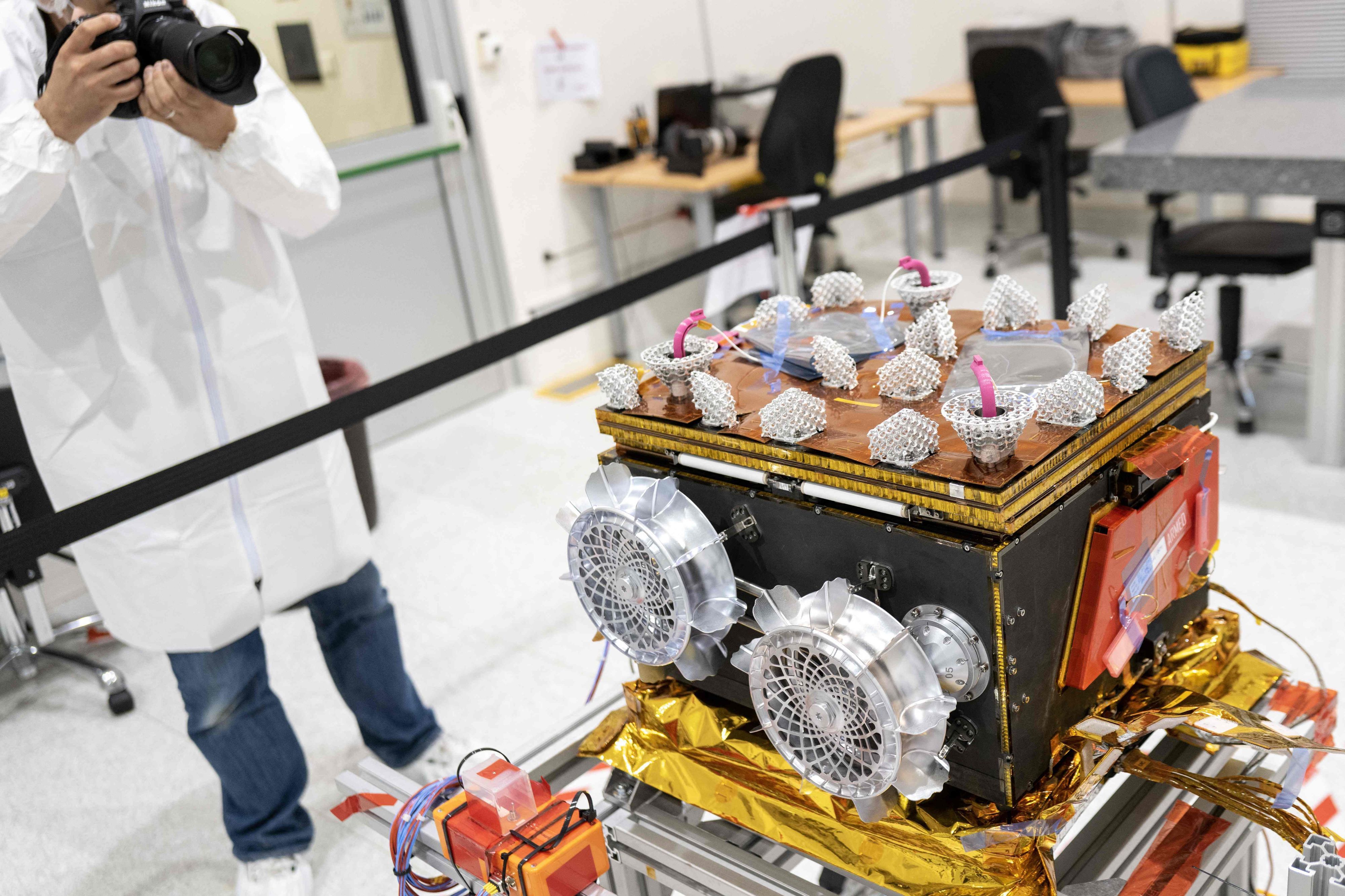 Der Idefix Rover wird in einem Forschungsraum abfotografiert.