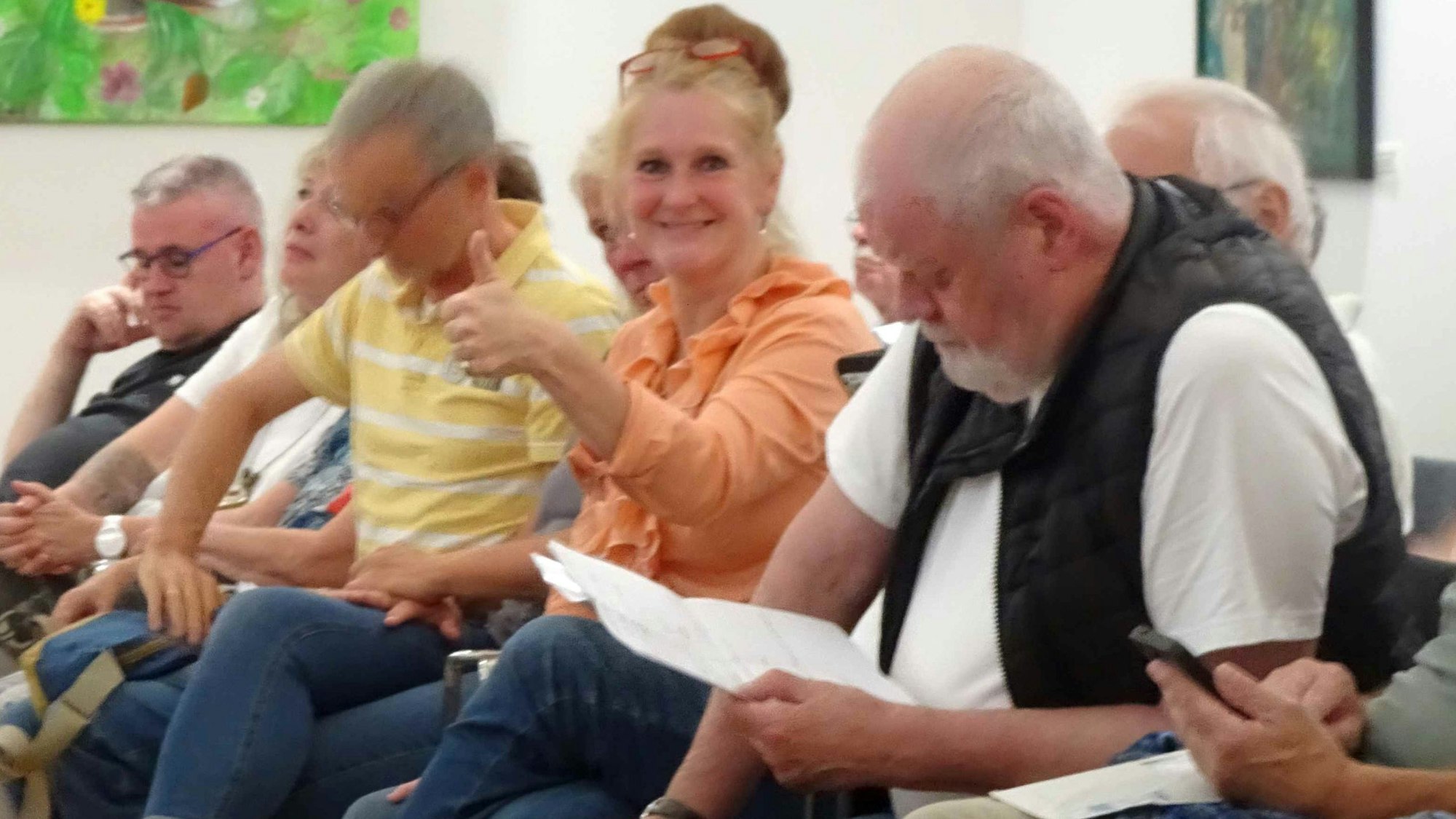 Die Ratssitzung der Stadt Meckenheim verfolgte auch Simone Düllmann-Peckert, die optimistisch den Daumen hoch hält.