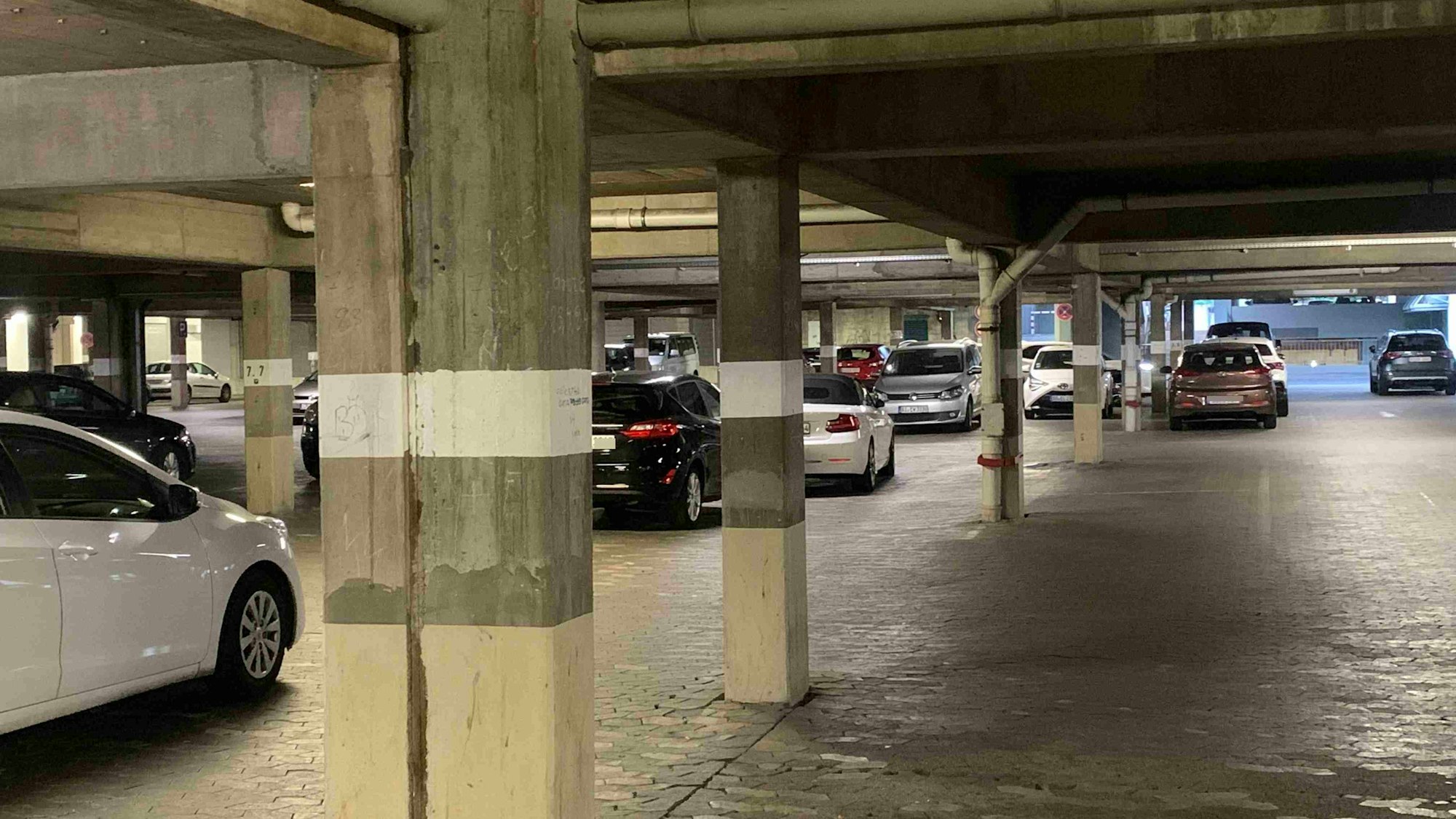 Die Parkplätze auf dem Parkplatz unter dem Karl-Gatzweiler-Platz sollen breiter werden. Die Umgestaltung wird allerdings wegen der Säulen, die eng aneinander stehen, schwierig.