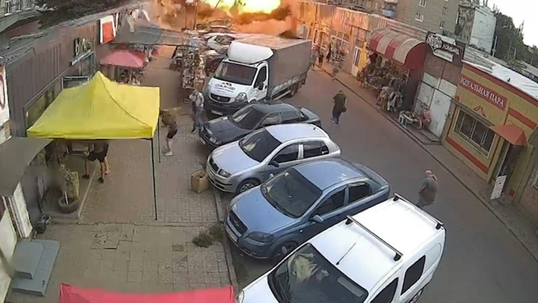 Der Moment, in dem die russische Rakete auf dem Marktplatz in Kostjantyniwka einschlägt, wurde von einer Überwachungskamera aufgezeichnet. 17 ukrainische Zivilisten wurden getötet.