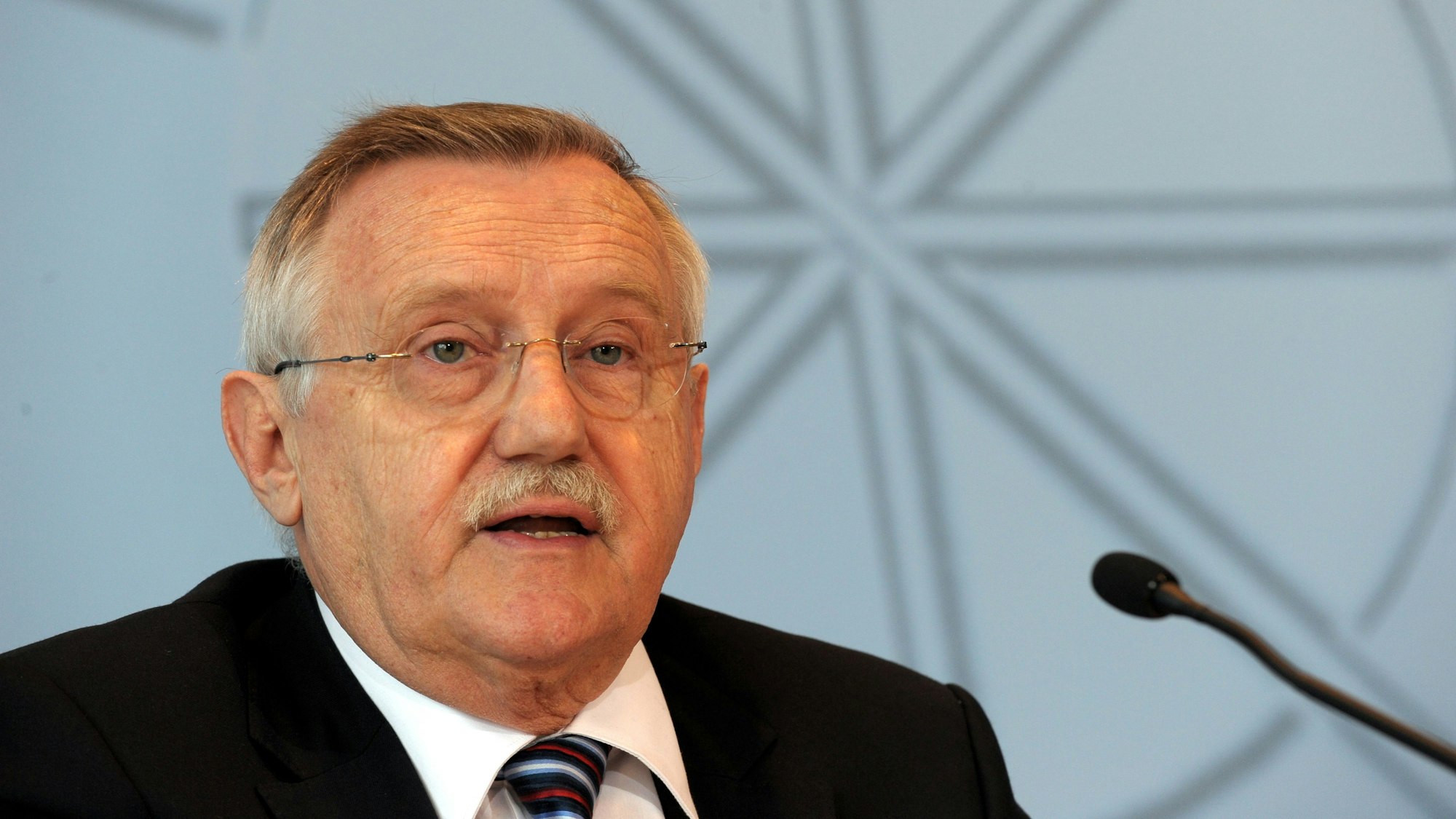 Der erste Vizepräsident des nordrhein-westfälischen Landtags Edgar Moron (SPD) gestikuliert am Mittwoch (24.02.2010) während einer Pressekonferenz. Er stellte eine Aktion des Vereins abgeordnetenwatch.de zur Landtagswahl 2010 vor, bei der Wähler in Nordrhein-Westfalen auf einer Internetseite fragen können und Landtagsabgeordnete und Kandidaten antworten. Foto: Federico Gambarini dpa/lnw ++ +++ dpa-Bildfunk +++