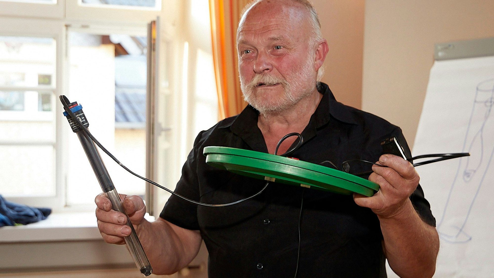 Der Experte zeigt den Aquarien-Heizstab.