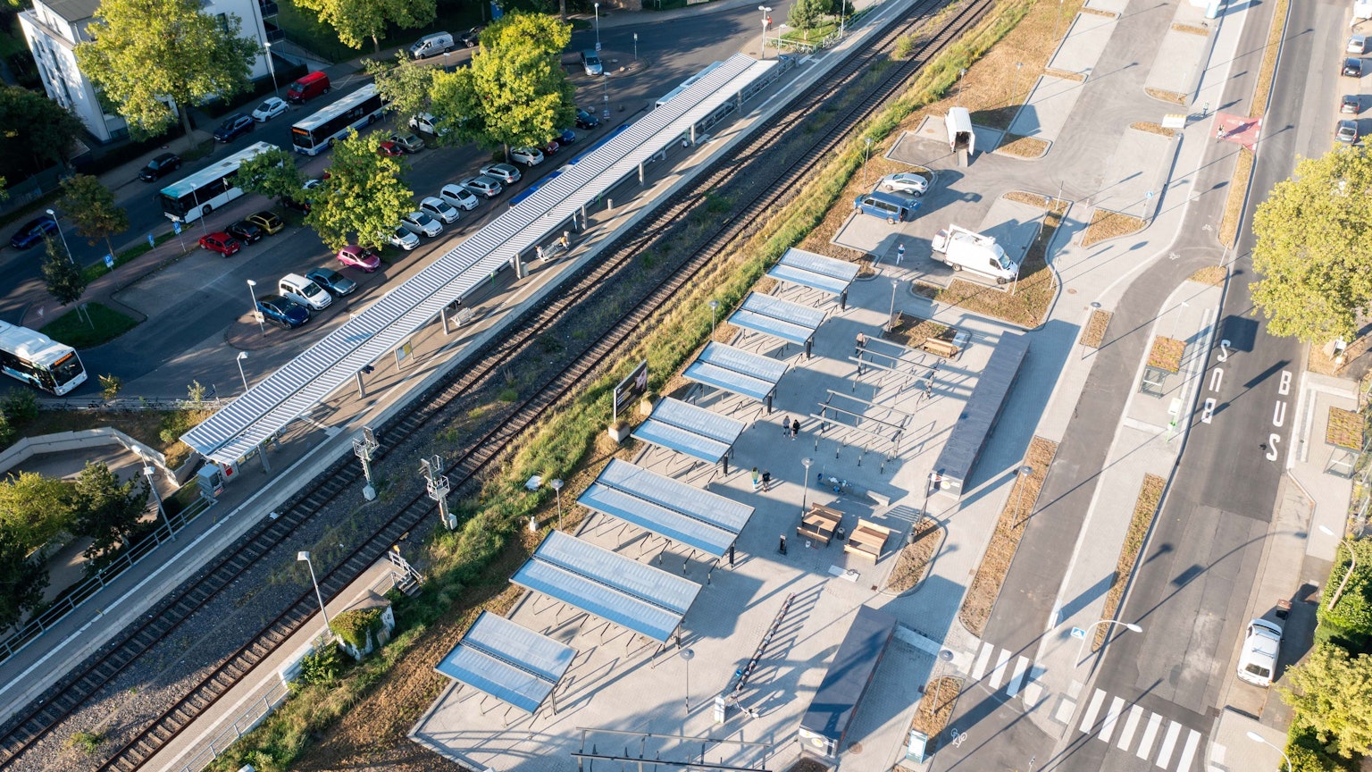 Die neue Mobilstation - von oben aufgenommen - neben dem Bahnhof in Rheinbach.