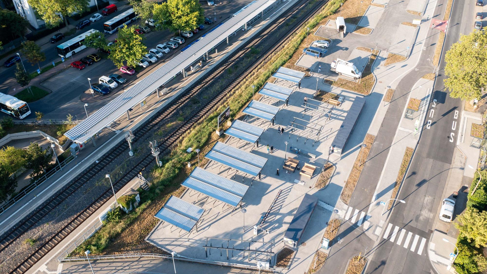 Die neue Mobilstation - von oben aufgenommen - neben dem Bahnhof in Rheinbach.