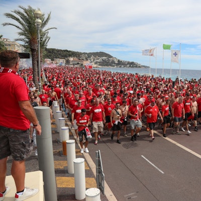 Als noch niemand etwas vom Gewaltausbruch ahnte: FC-Fans auf der Promenade des Anglais in Nizza.
