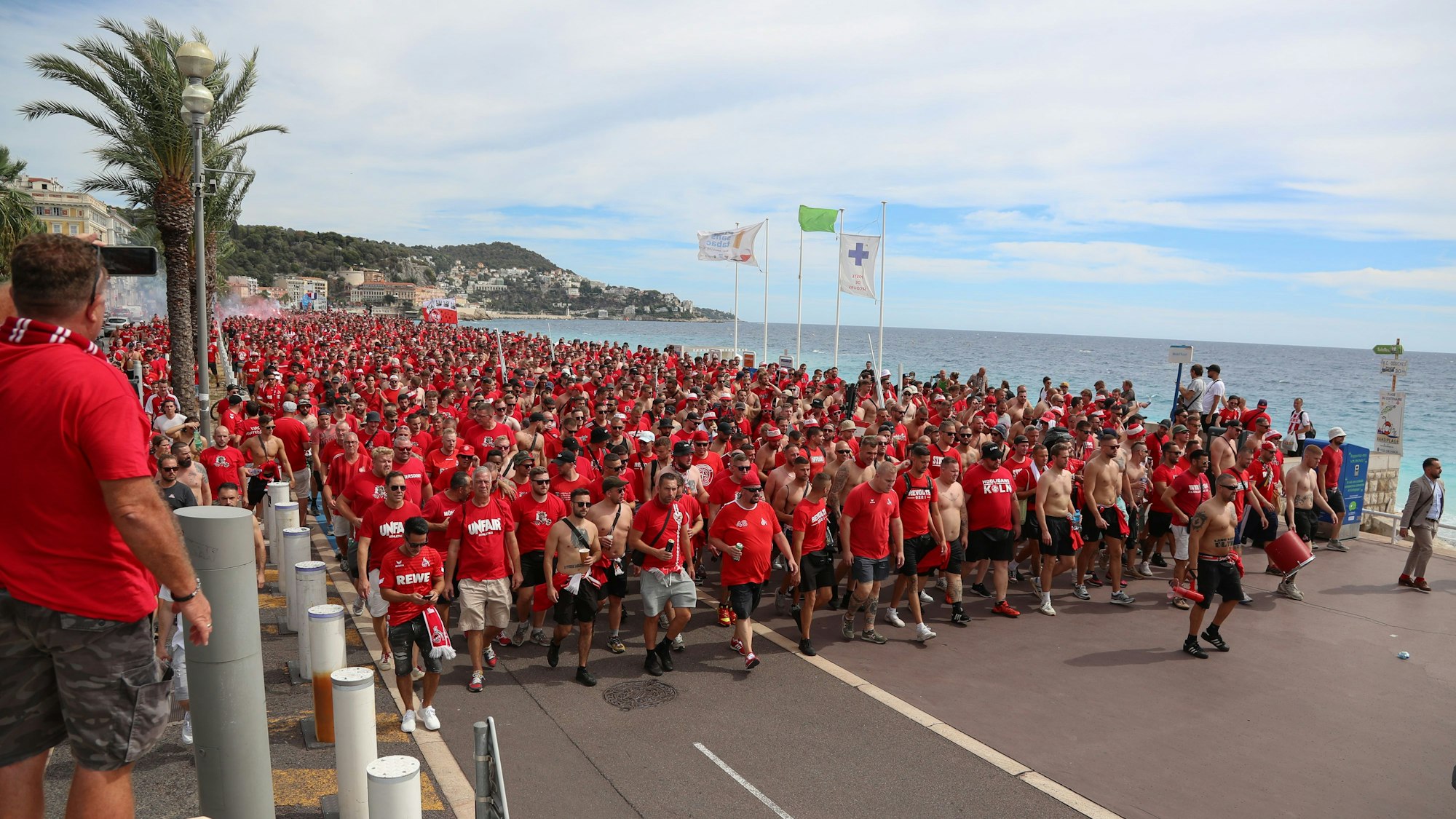 Als noch niemand etwas vom Gewaltausbruch ahnte: FC-Fans auf der Promenade des Anglais in Nizza.
