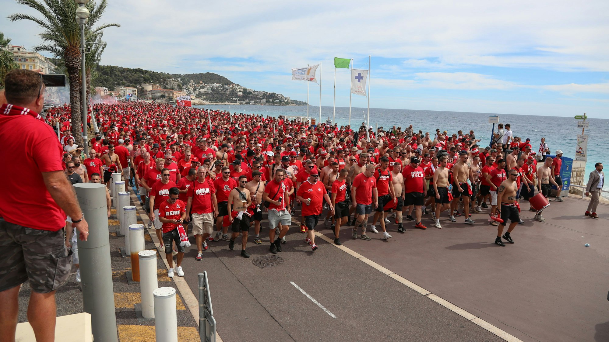 Als noch niemand etwas vom Gewaltausbruch ahnte: FC-Fans auf der Promenade des Anglais in Nizza.