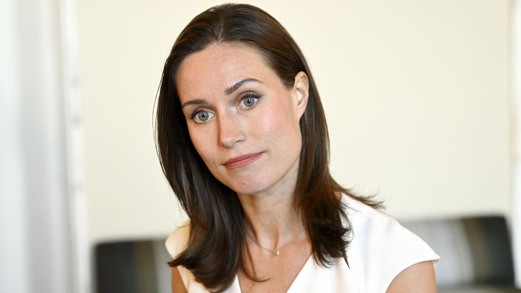 Finnland, Helsinki: Sanna Marin, ehemalige Ministerpräsidentin von Finnland, beantwortet Fragen im Parlamentsgebäude.