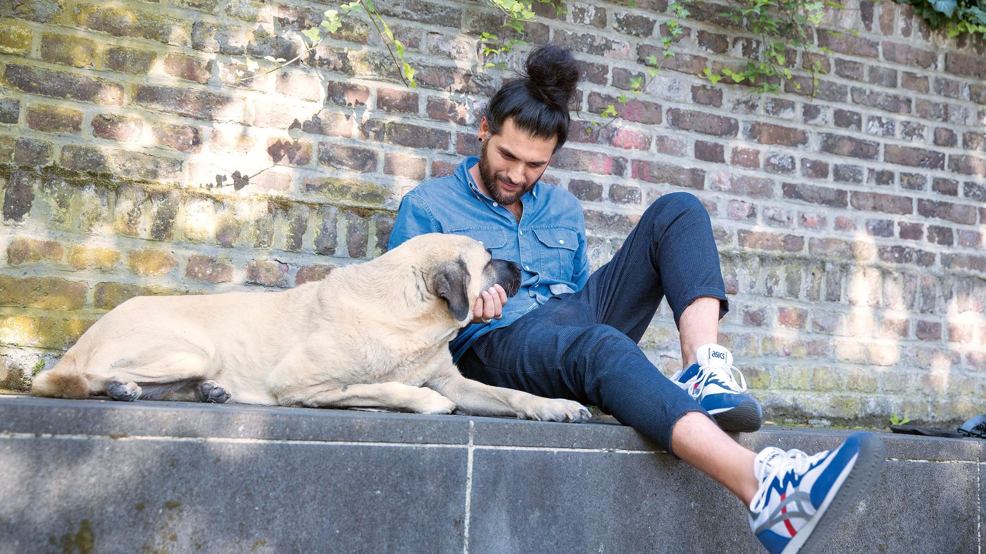Hundeverhaltenstherapeut Masih Samin mit seiner Hündin Mädchen
