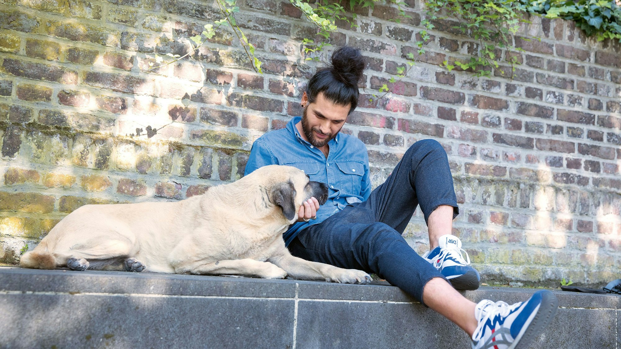 Hundeverhaltenstherapeut Masih Samin mit seiner Hündin Mädchen