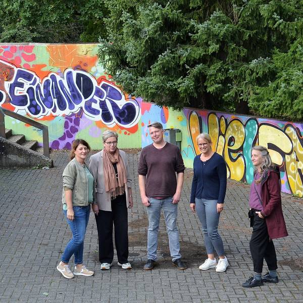 Die Graffiti auf dem Hof der Waldbröler Roseggerschule sind in einer früheren Kooperation mit den Respect Coaches und dem Kölner Graffiti-Künstler Semor entstanden. Auf Solidarität hoffen nun (von links) Heike Braun (Internationaler Bund), Christa Sostmann (Realschule), Tim Schmidt (Respect Coach), Kerstin Claus-Ising (Roseggerschule) und Kathrin Rzany (Internationaler Bund).
