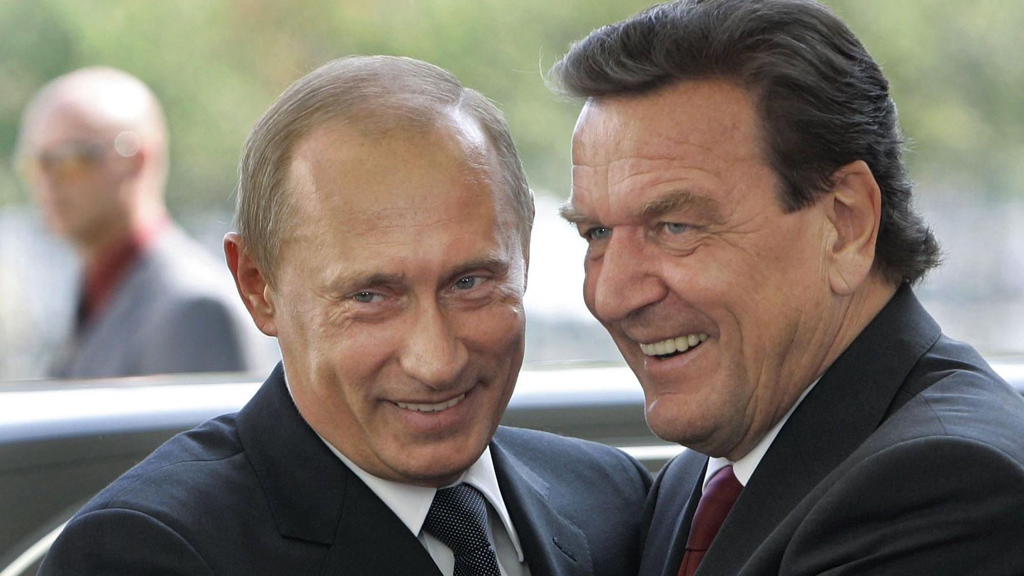Gerhard Schröder und der russische Präsident Wladimir Putin begrüßen sich am 08.09.2005 in Berlin (Archivfoto).