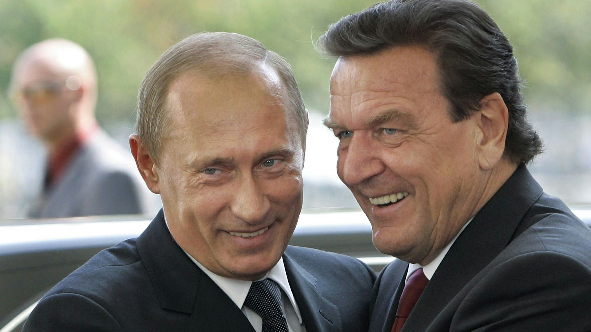 Gerhard Schröder und der russische Präsident Wladimir Putin begrüßen sich am 08.09.2005 in Berlin (Archivfoto).