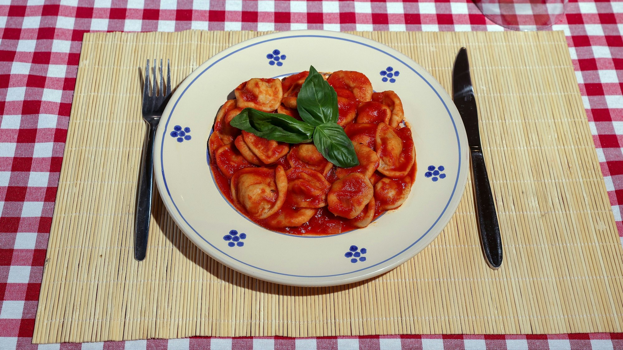 Ein Teller Orechiette-Nudeln mit Tomate und Ricotta.